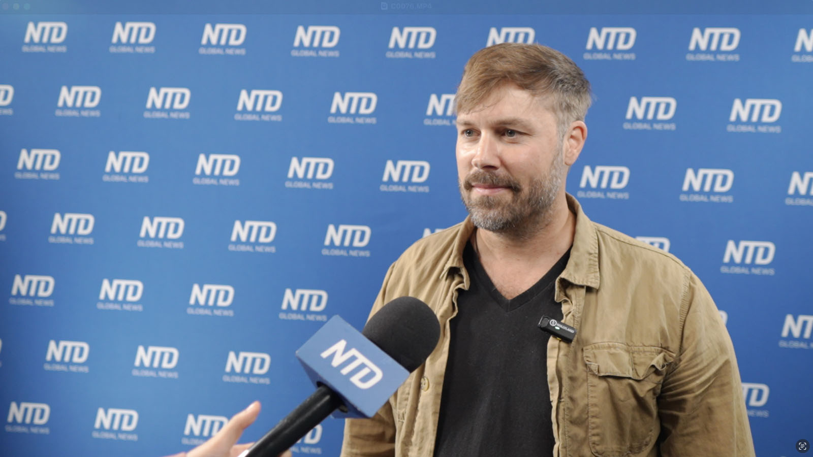 图12:九月十四日,第十一届新唐人全世界中国古典舞大赛在美国纽约州Sugar Loaf表演艺术中心举行决赛,并进行了电视、网路线上直播。图为人权活动家詹姆斯‧怀特观看大赛后接受采访。(新唐人电视台)