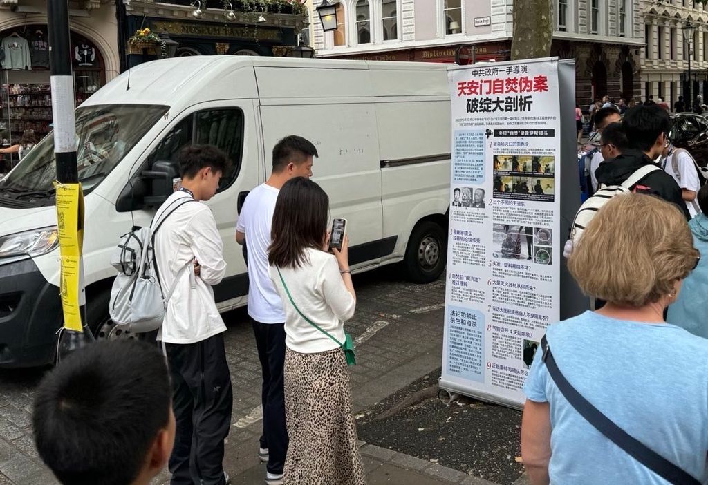 图2~5:中国游客在展板前阅读真相和拍照收藏