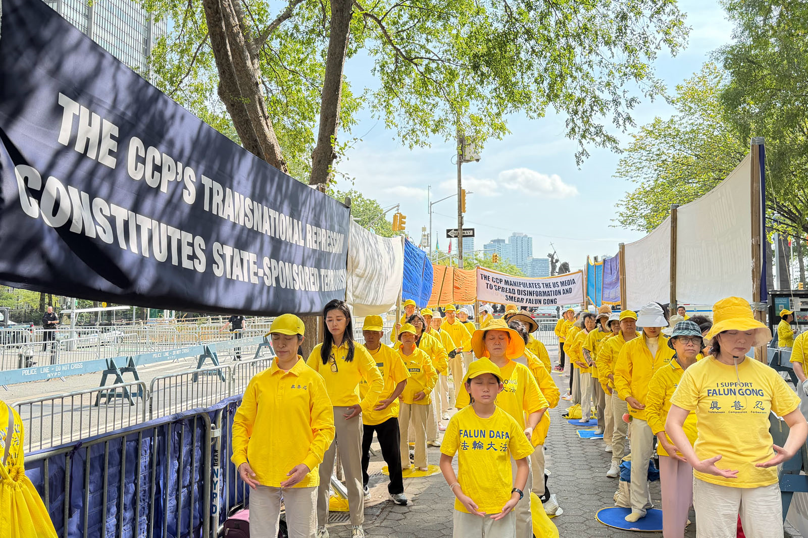 图1:第80届联合国大会九月二十三日召开,法轮功学员在纽约联合国总部外炼功及和平请愿,呼吁各国联手制止中共的迫害。